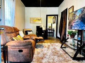 Cozy Downtown Haven Near Parks & Shopping Centres
